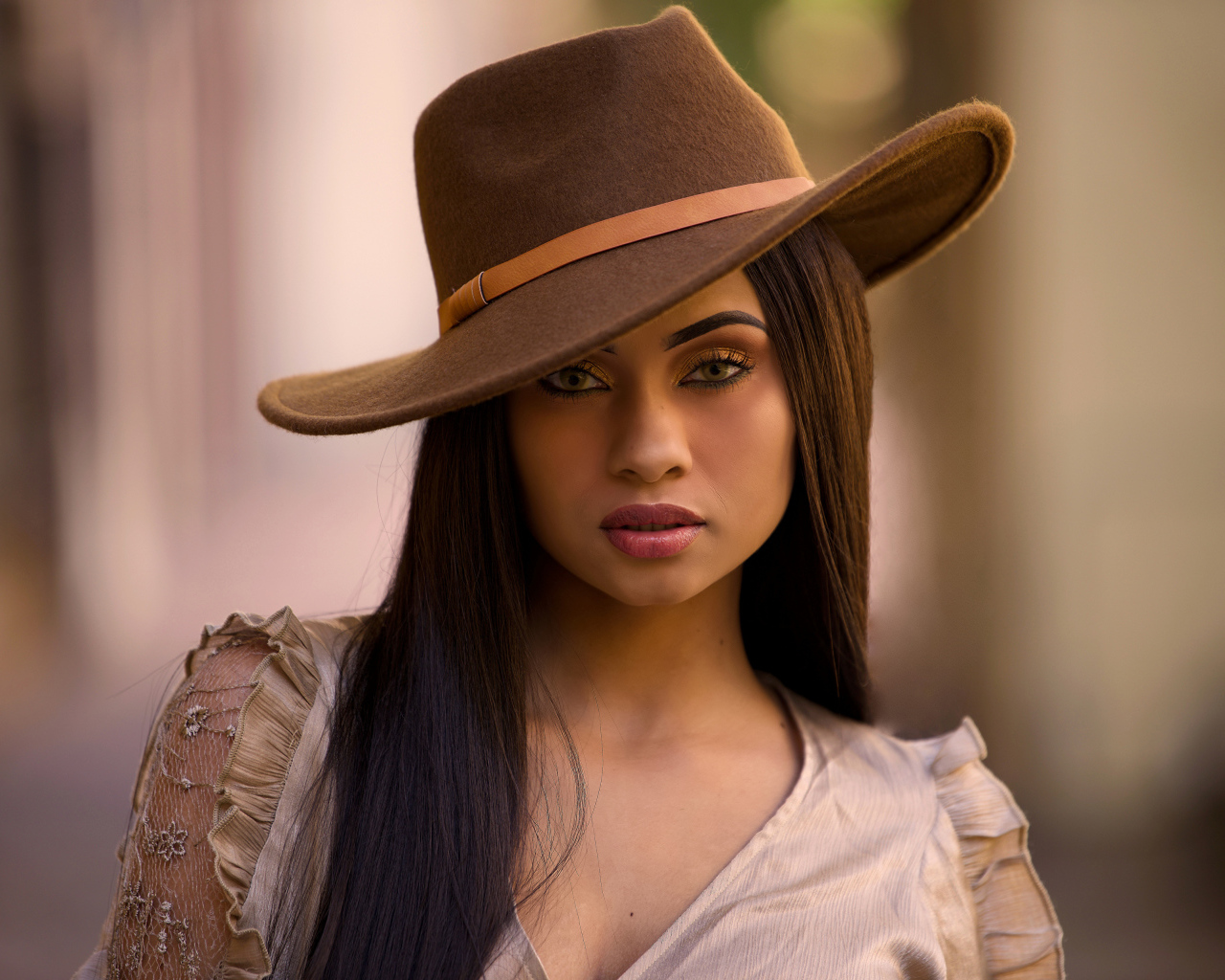 Длинноволосая шатенка в шляпе