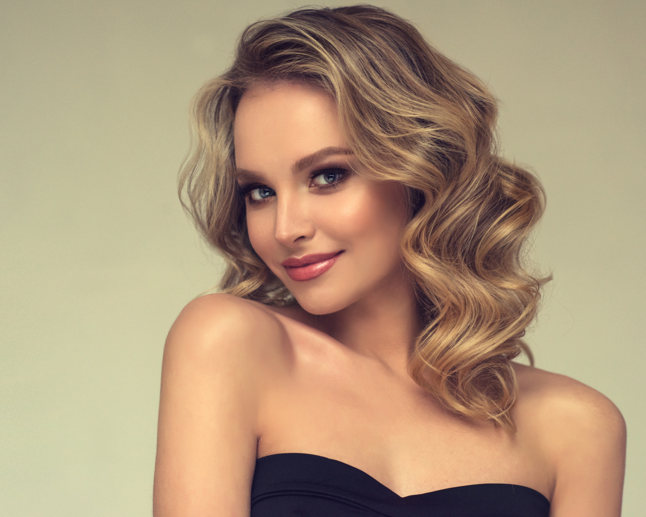 Милая улыбка длинноволосой голубоглазой блондинки