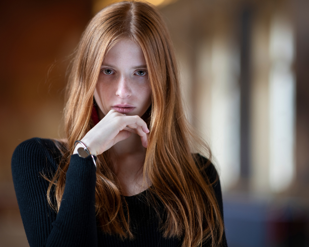 Милая девушка с длинными волосами без макияжа 