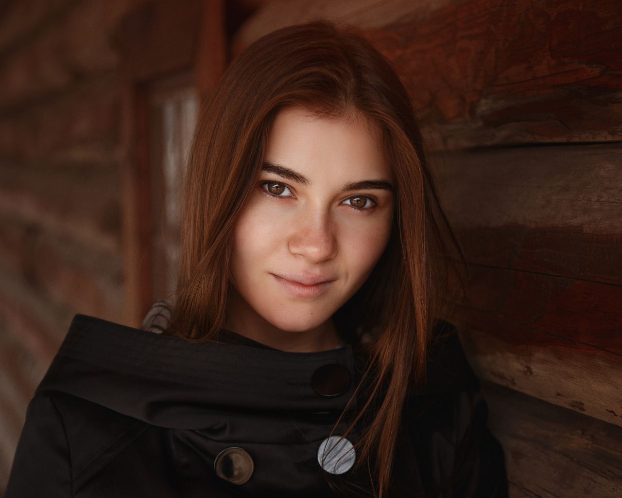 Настоящая девушка в черном плаще