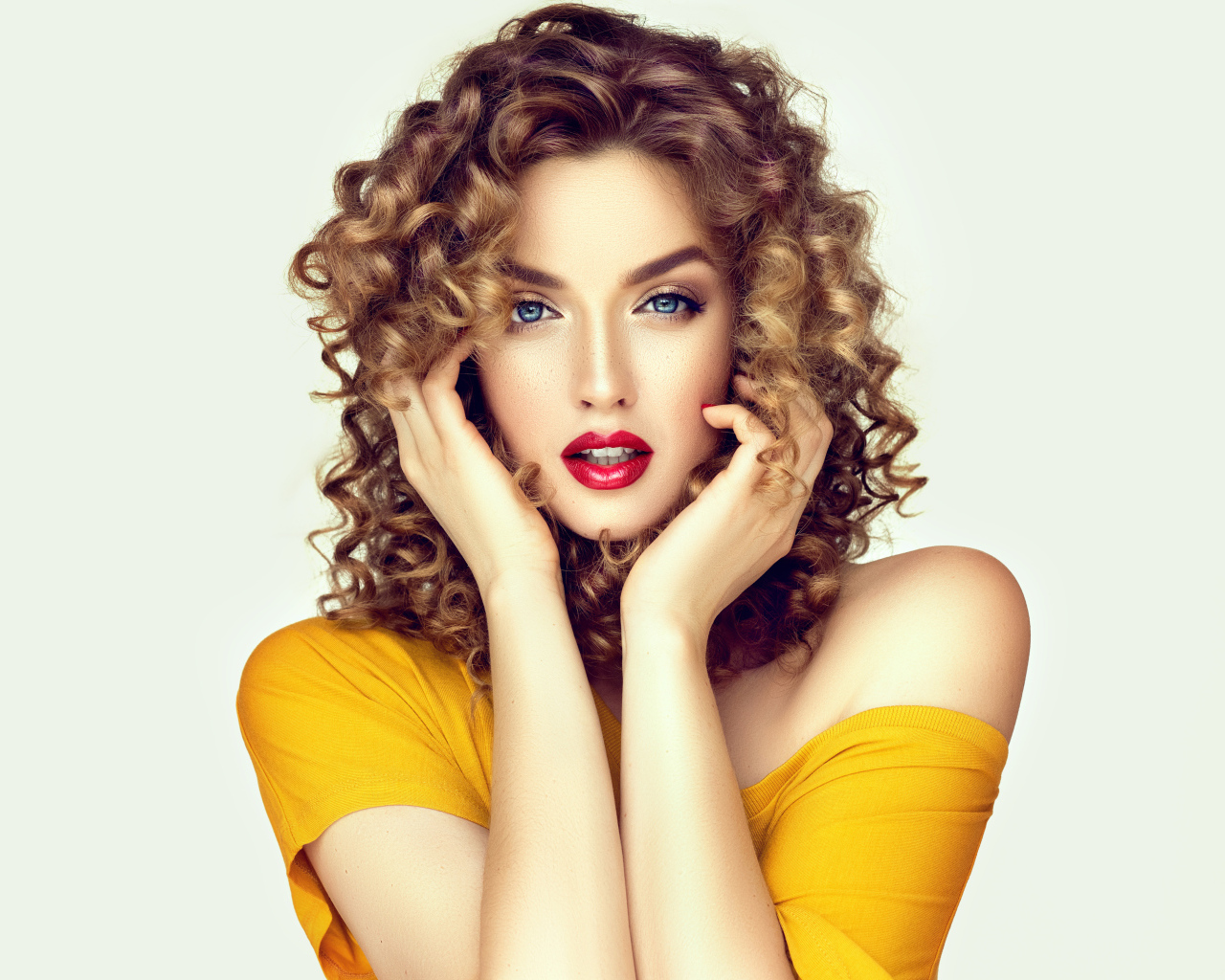 Настоящая девушка с голубыми глазами на белом фоне