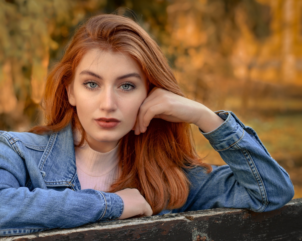 Рыжеволосая девушка в джинсовой куртке 