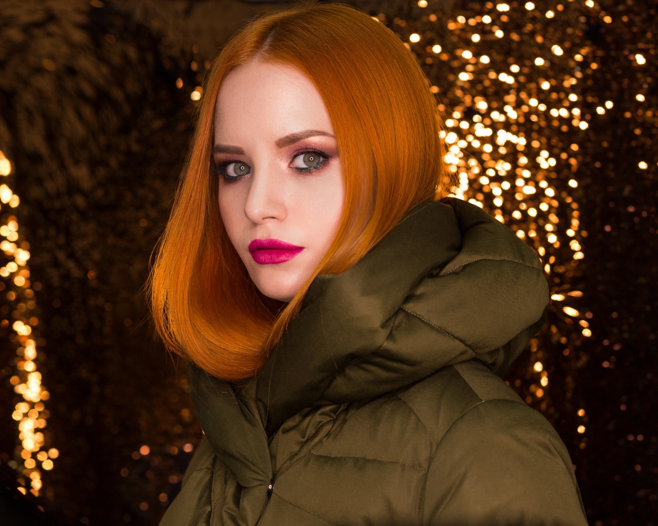 Рыжеволосая девушка на золотистом фоне 