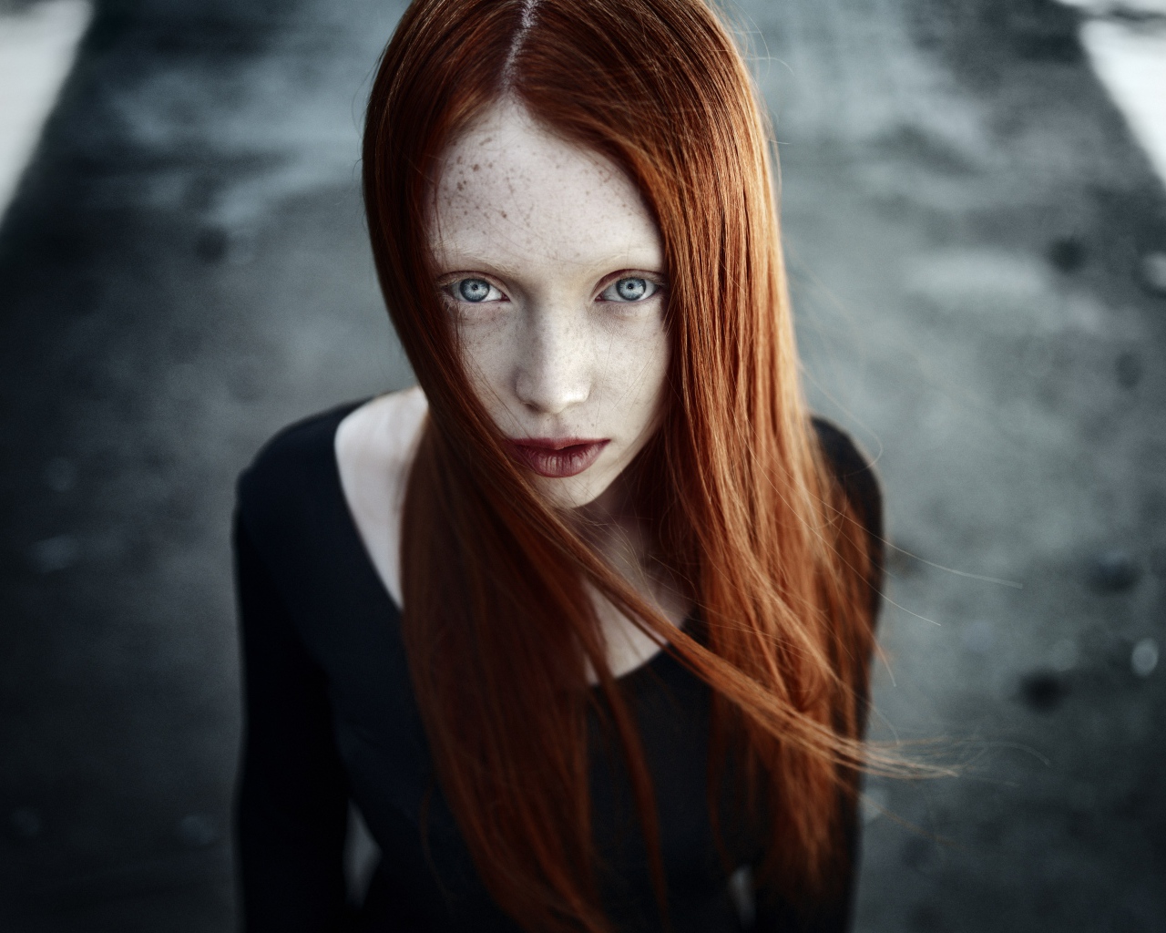 Рыжая длинноволосая девушка с веснушками на лице