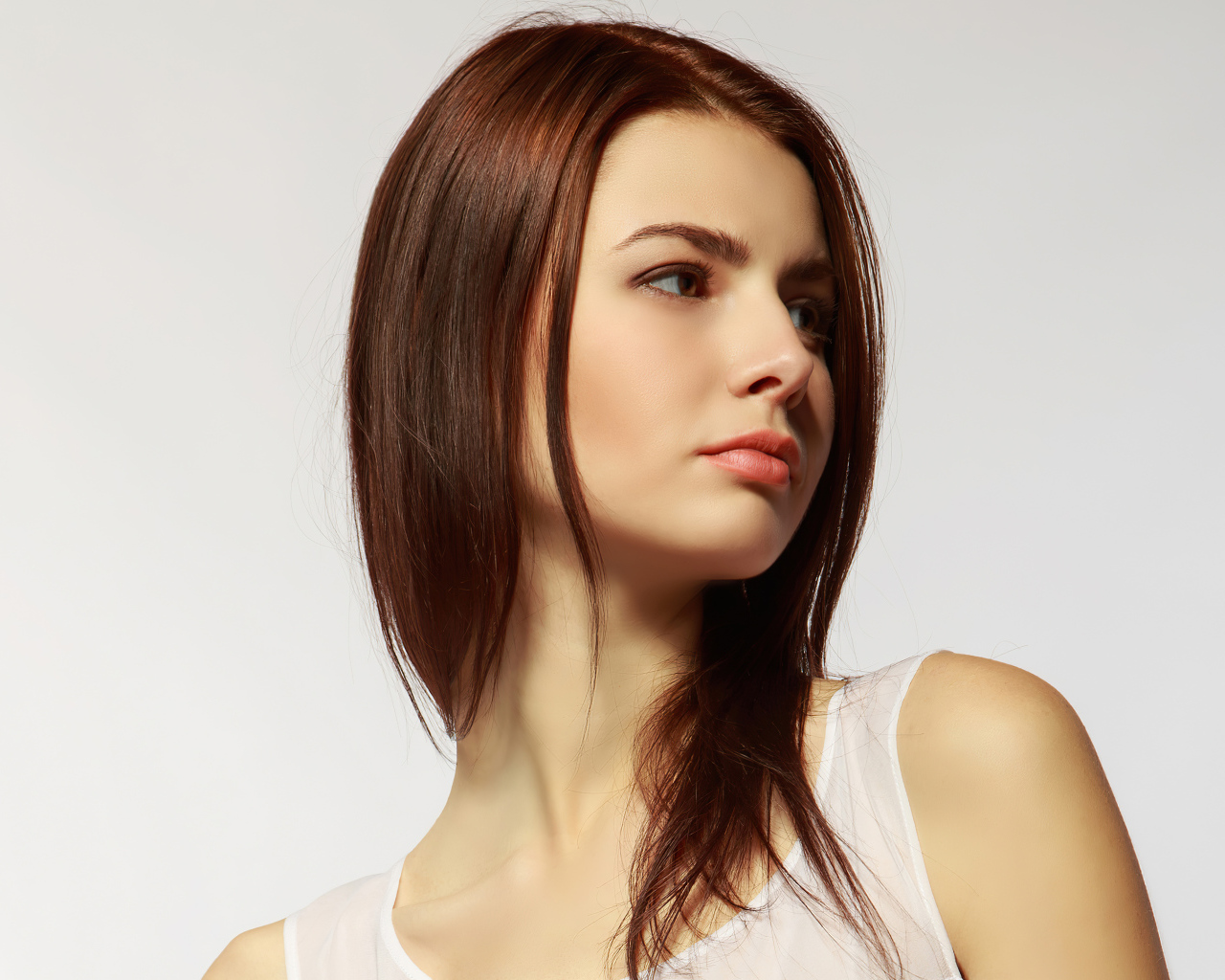 Грустный взгляд  молодой девушки 