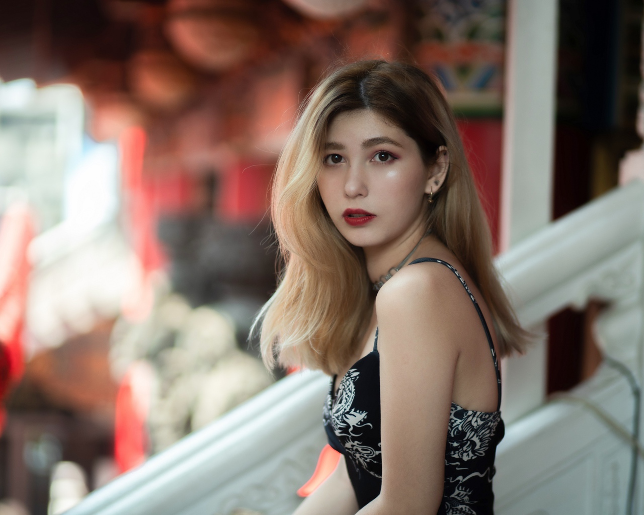 Грустный взгляд молодой стройной девушки