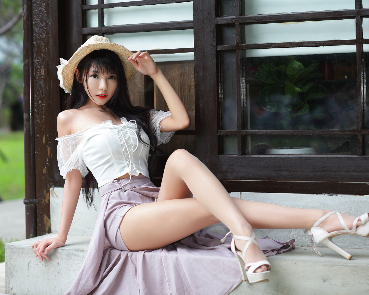 Стройная азиатка с длинными ногами у окна 