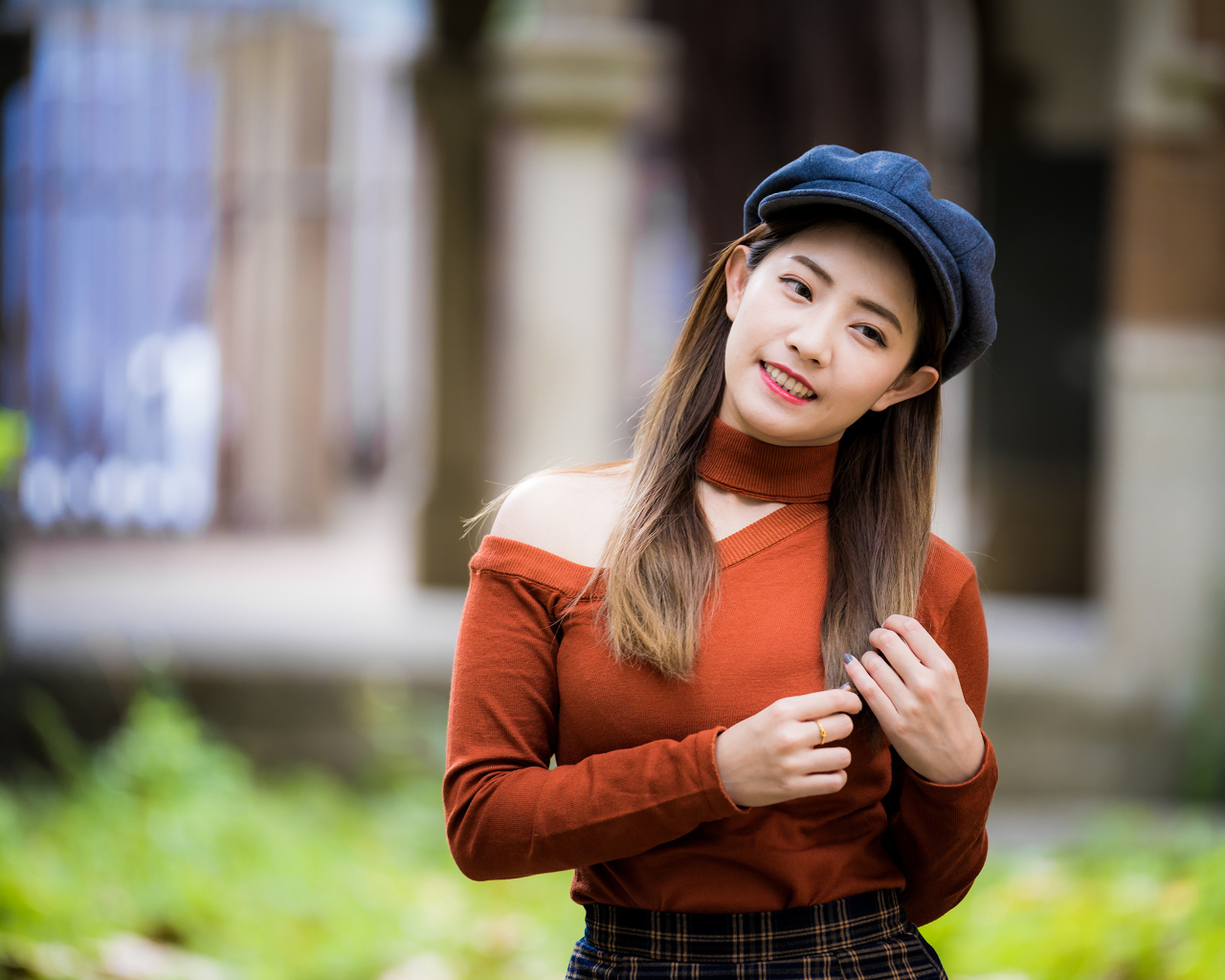 Улыбающаяся азиатка в черной кепке 