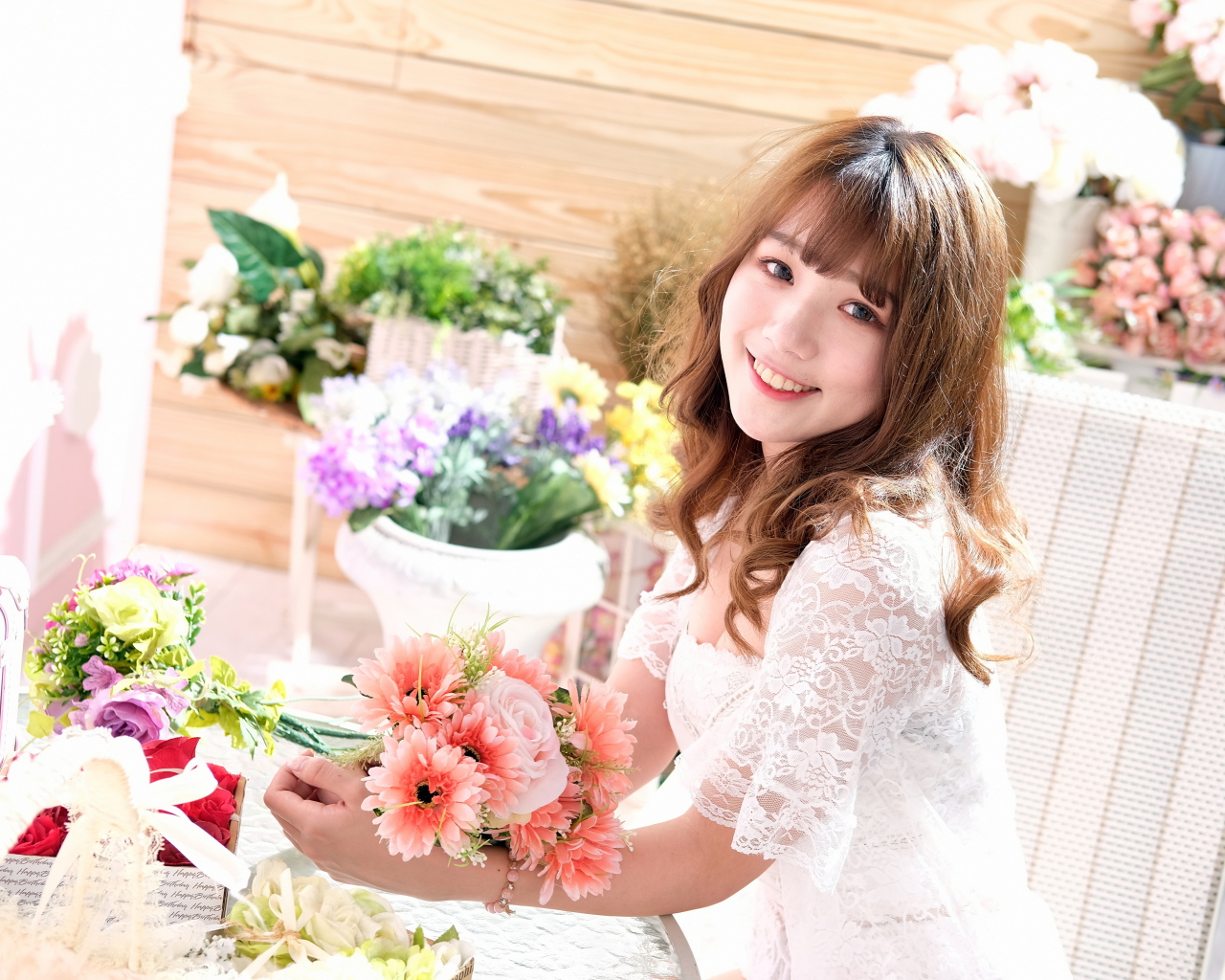 Улыбающаяся девушка азиатка в белом кружевном платье 