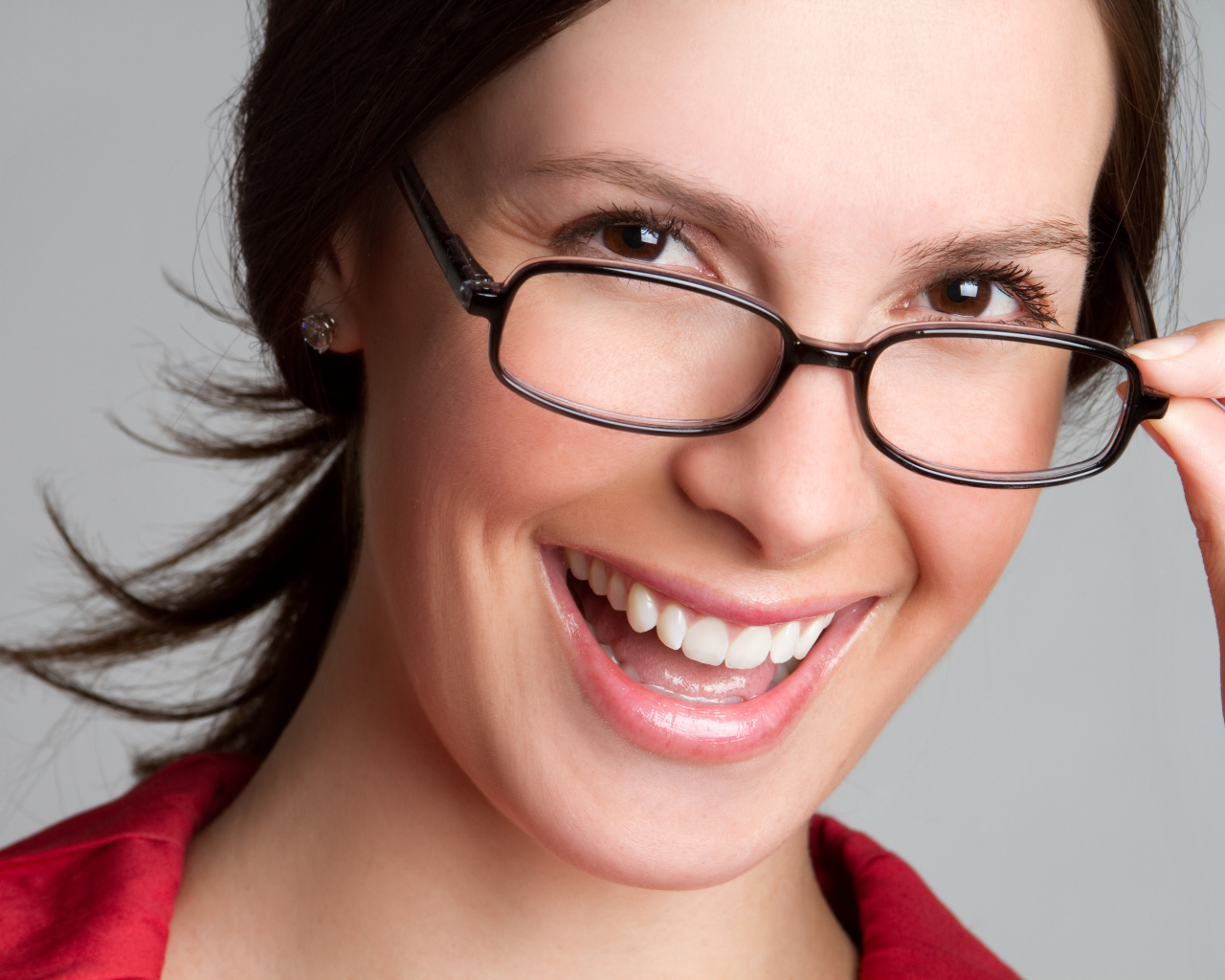 Улыбающаяся деловая женщина в очках