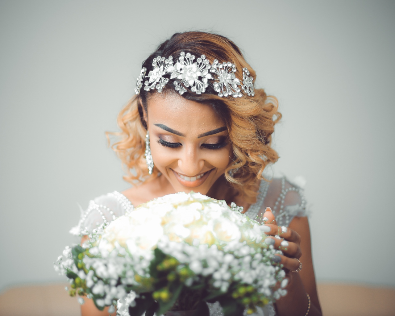 Улыбающаяся девушка невеста с букетом цветов 