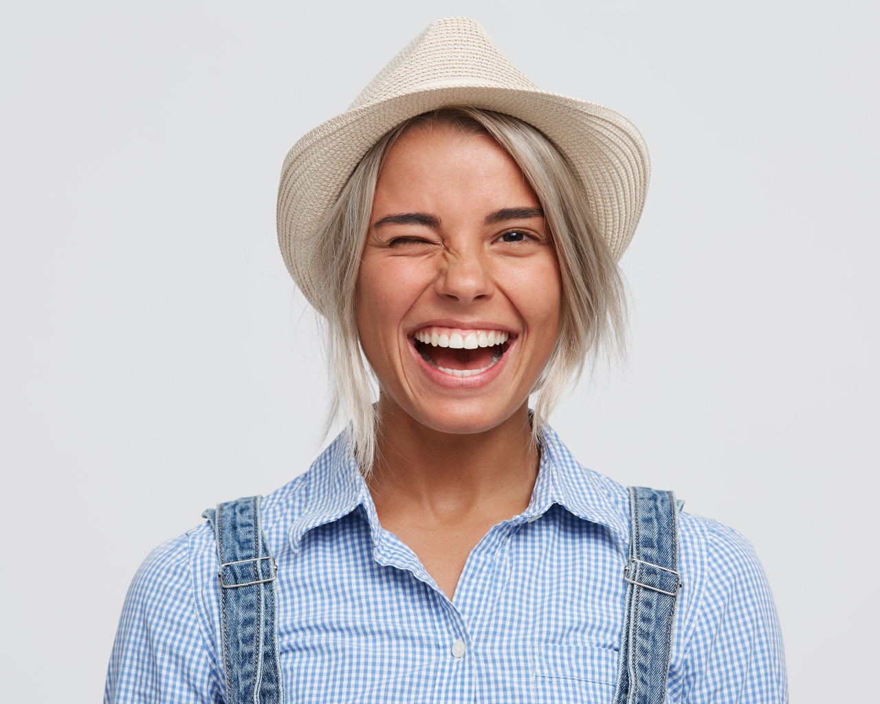 Улыбающаяся девушка фермер в шляпе 