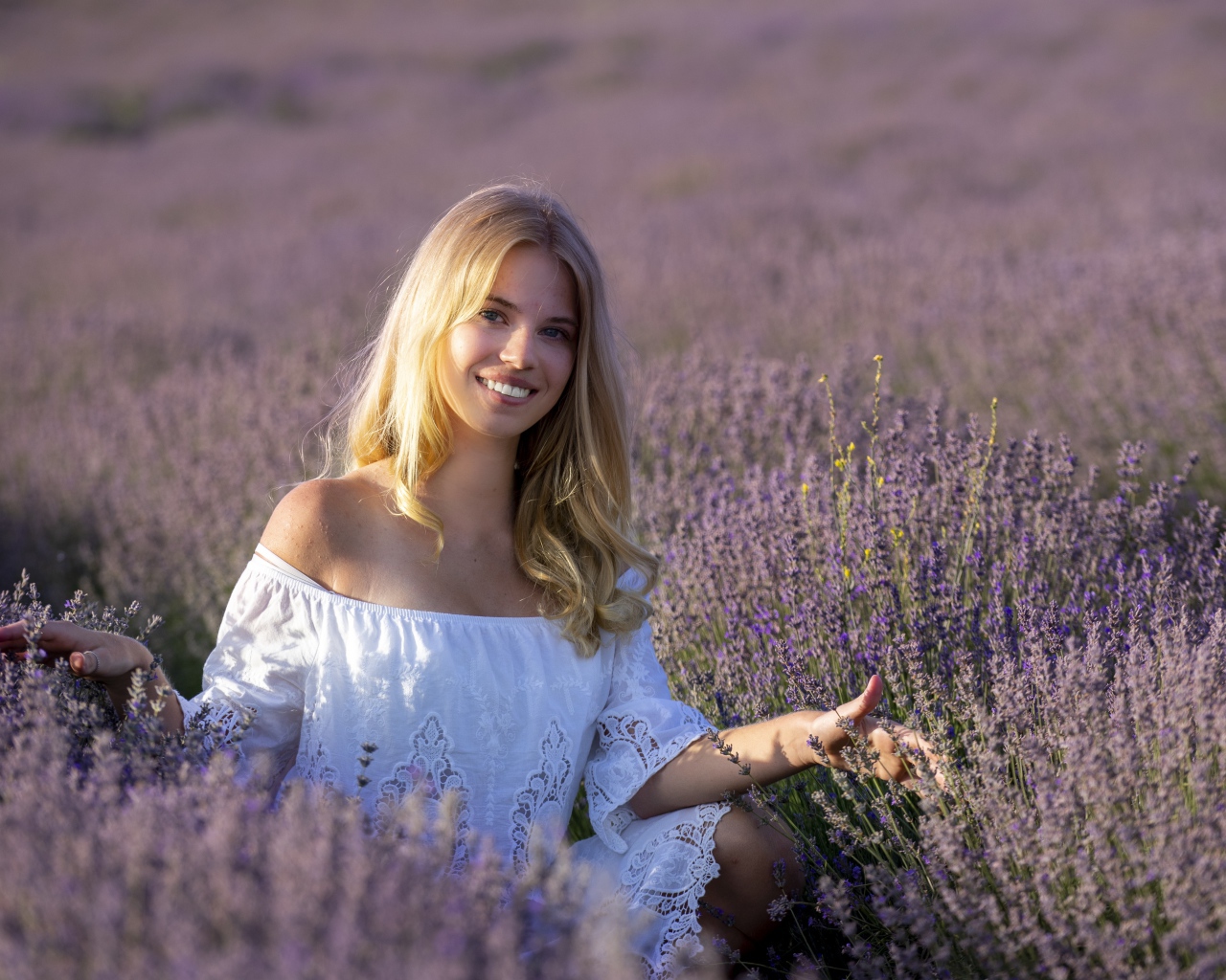 Улыбающаяся девушка в белом платье на лавандовом поле 