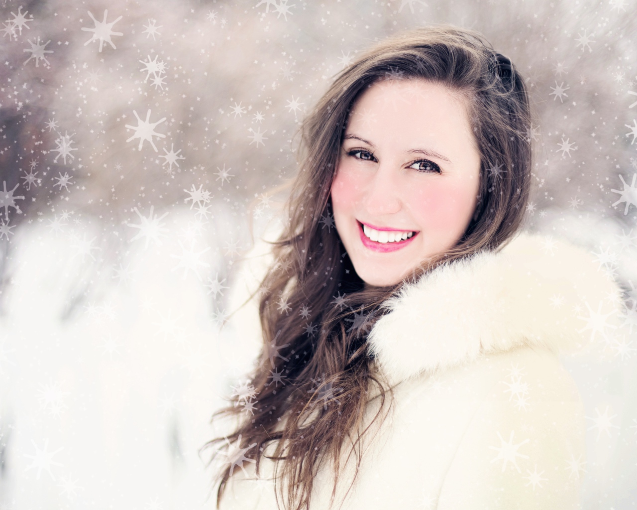 Улыбающаяся девушка в белой шубе на улице зимой 