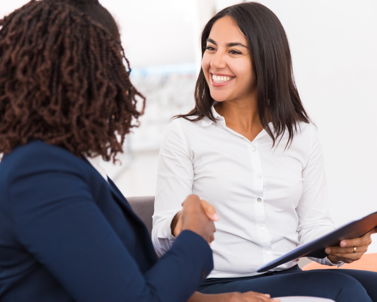 Улыбающаяся девушка заключила удачную сделку