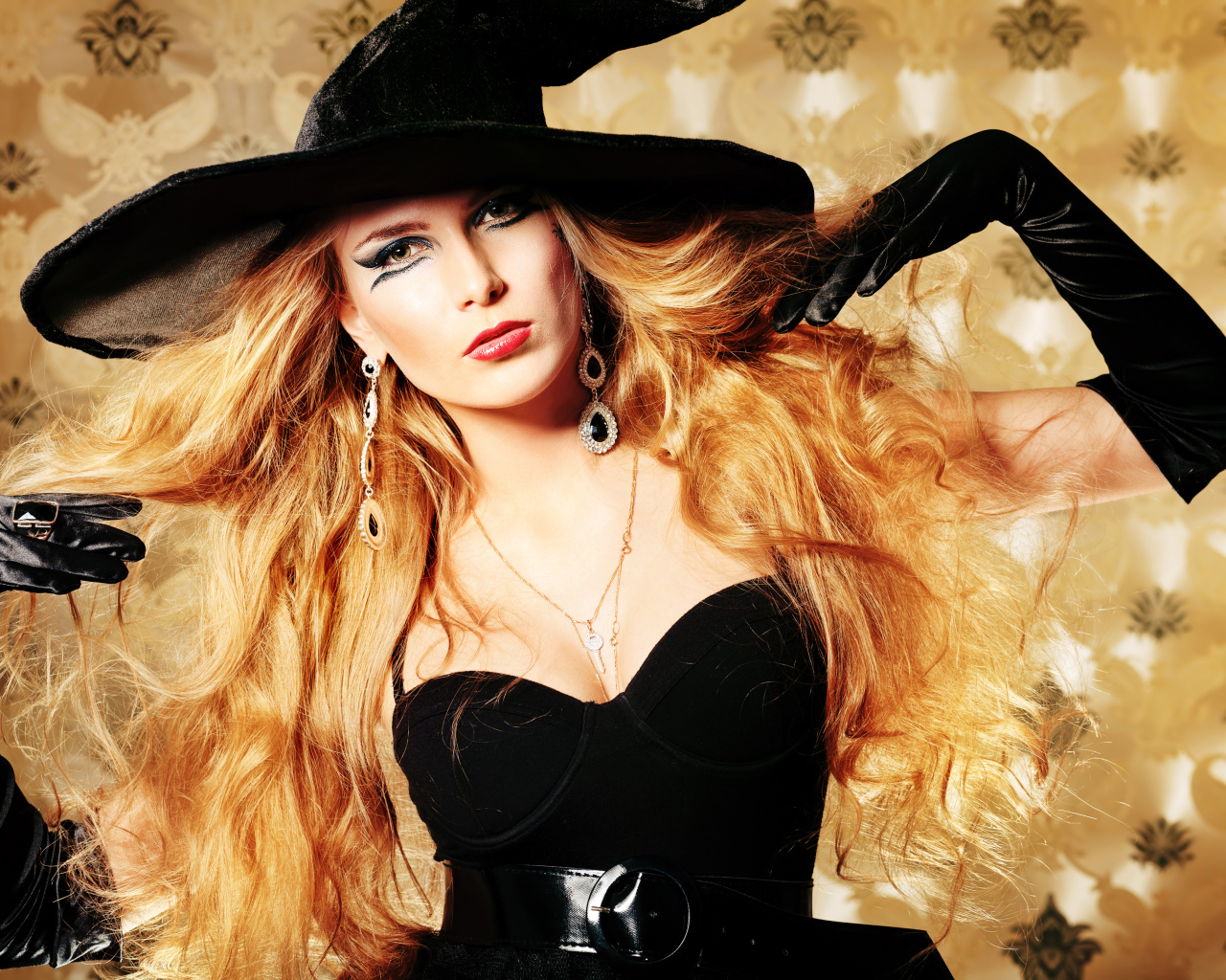 Эффектная девушка в черном костюме ведьмы на Хэллоуин