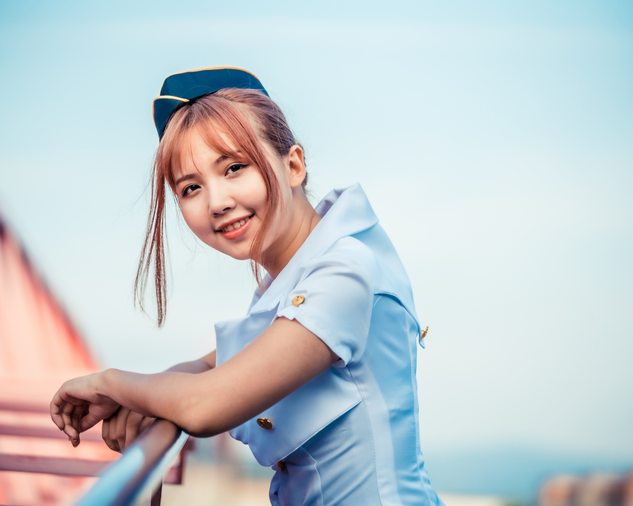 Девушка стюардесса в синей рубашке 