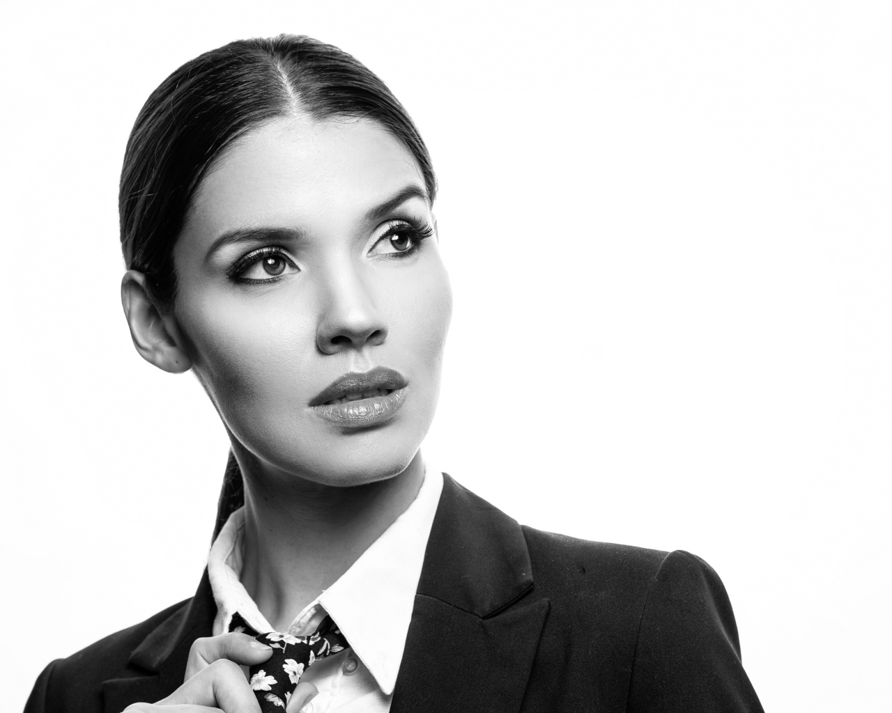 Стильная девушка в костюме на белом фоне