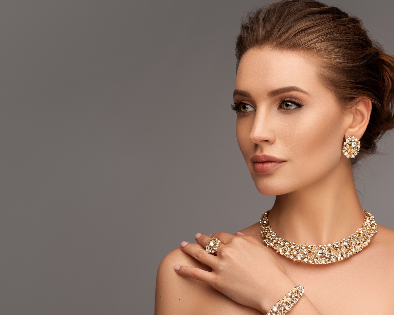 Стильная женщина с дорогими украшениями на теле 