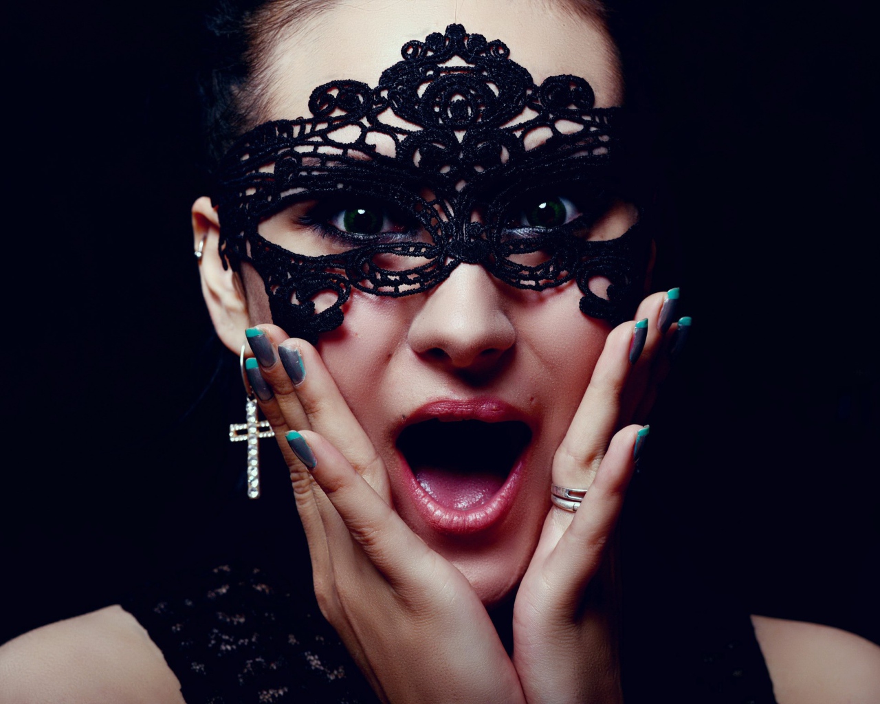 Удивленная девушка в черной маске на лице