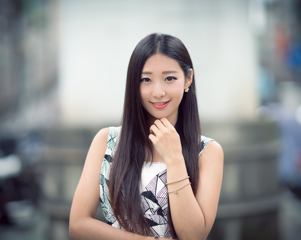 Нежная девушка азиатка с длинными волосами 