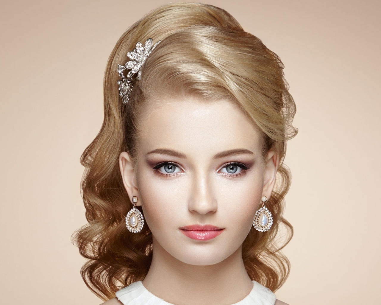 Нежная красивая светловолосая девушка с дорогими украшениями