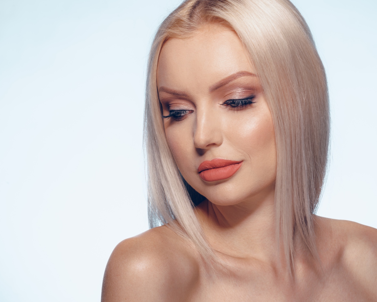 Нежная блондинка с красивым макияжем на лице