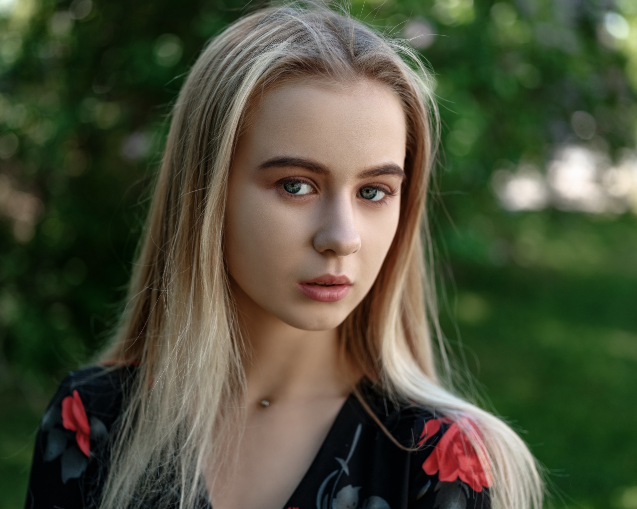 Нежная зеленоглазая блондинка в платье  