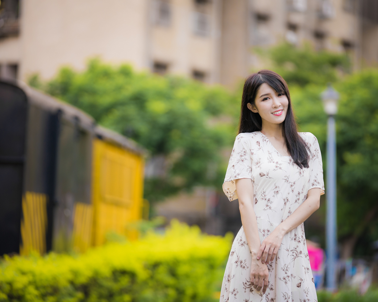 Нежная улыбающаяся азиатка в красивом платье 