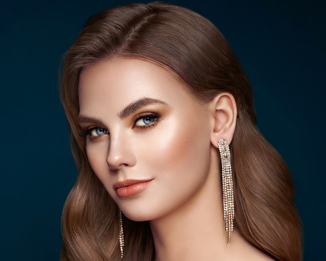 Лицо красивой голубоглазой девушки с длинными волосами