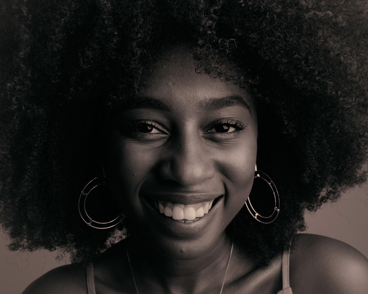 Лицо улыбающейся темнокожей девушки  