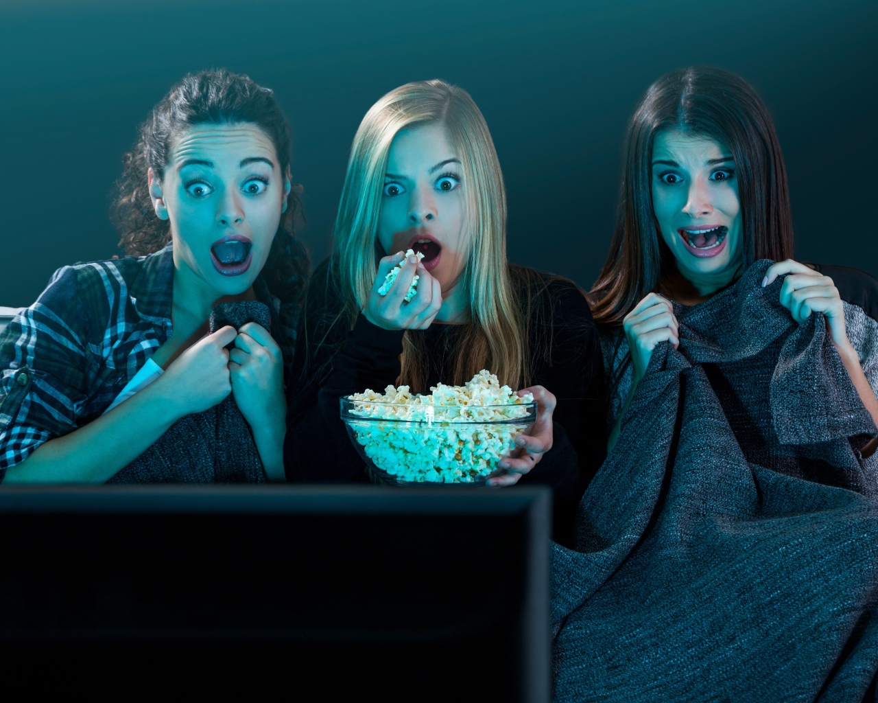 Три подруги смотрят фильм ужасов по телевизору 