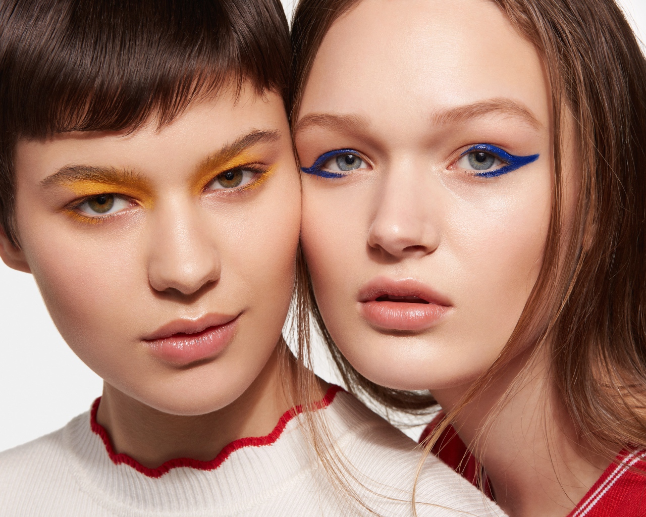 Две красивые девушки подруги с ярким макияжем