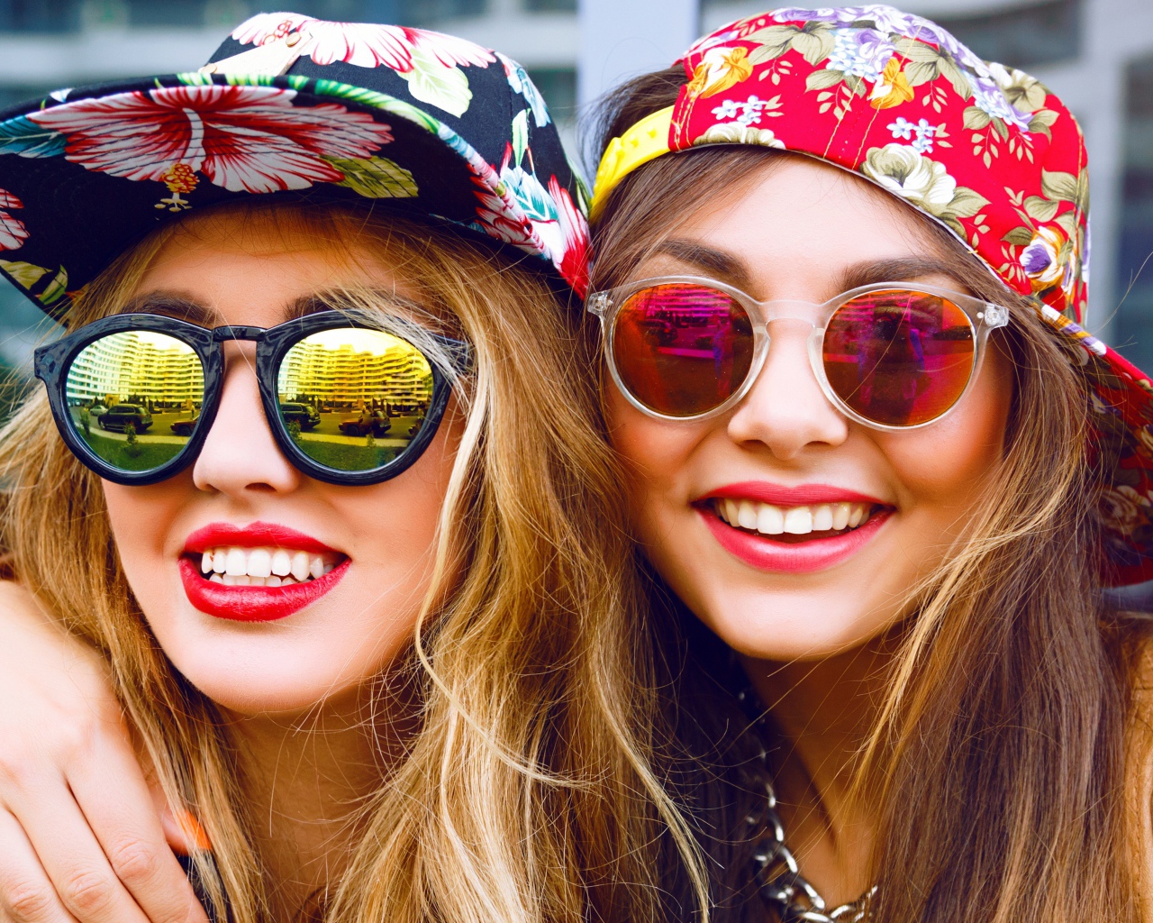 Две улыбающиеся девушки в солнечных лучах