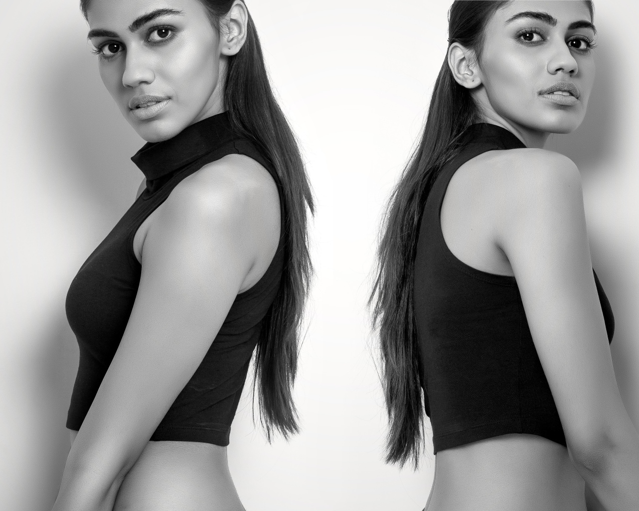 Две девушки сестры - близняшки черно -белое фото 