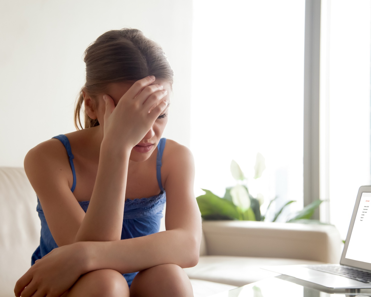 Расстроенная молодая девушка с ноутбуком