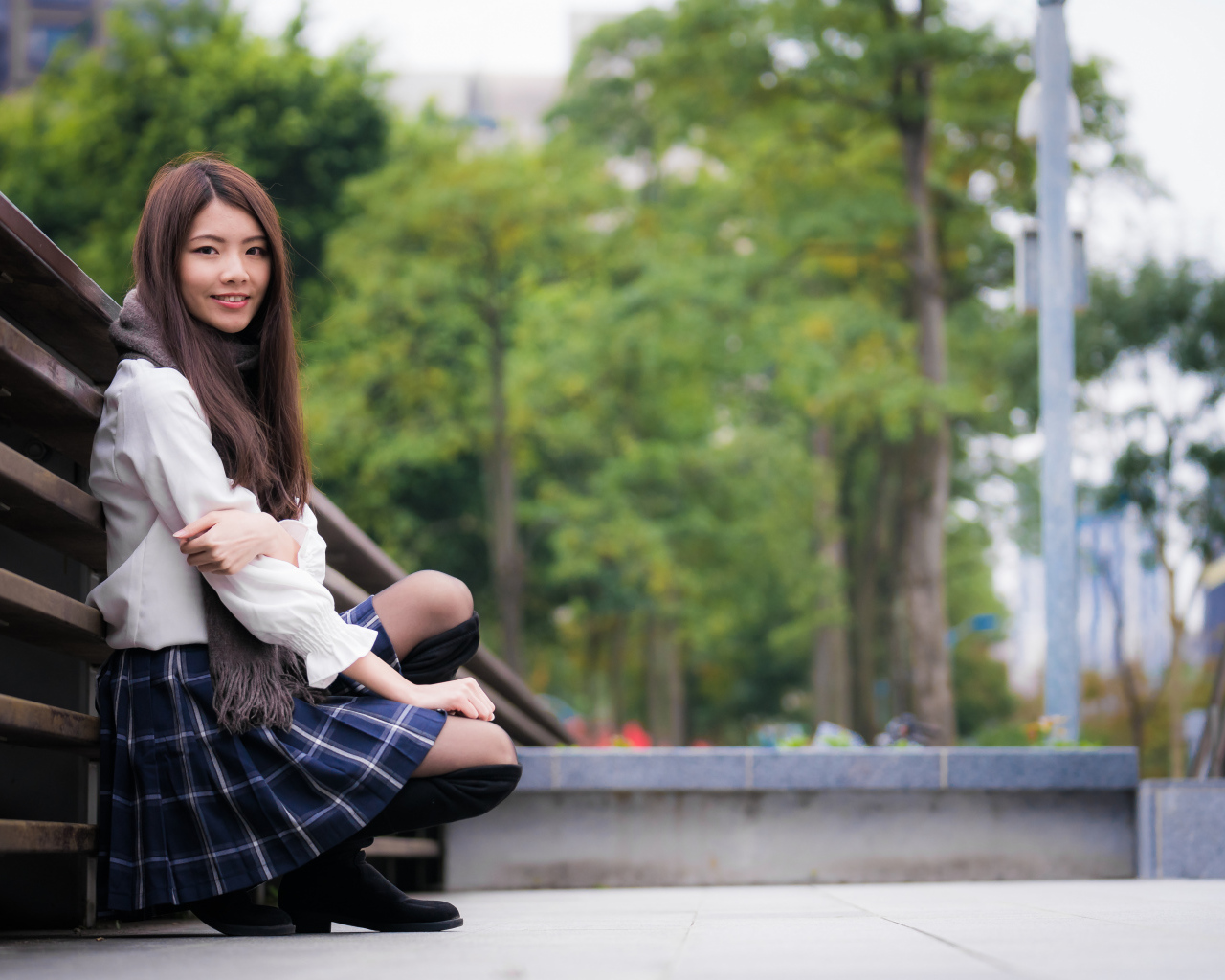 Молодая девушка азиатка в черных сапогах