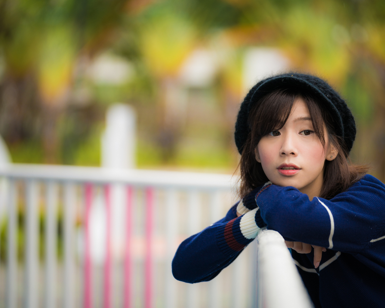 Молодая азиатка в черном берете в парке