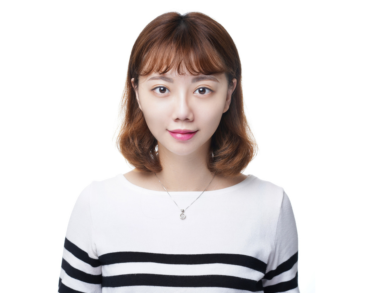 Молодая азиатка в свитере на белом фоне