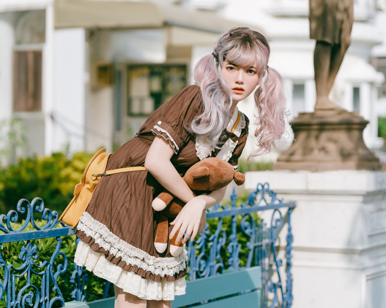 Молодая азиатка с игрушечным медведем в руках