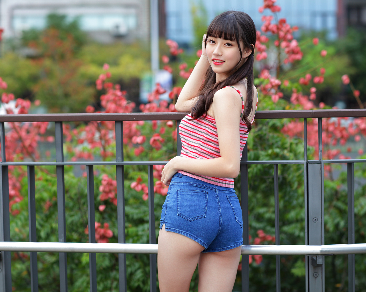 Молодая азиатка в коротких шортах 