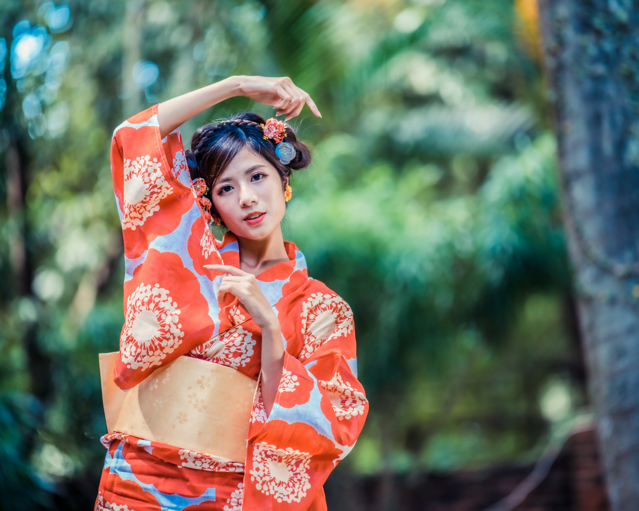 Молодая азиатка в кимоно в парке 