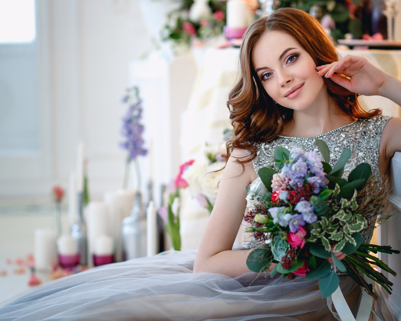 Молодая девушка с букетом цветов в красивом платье