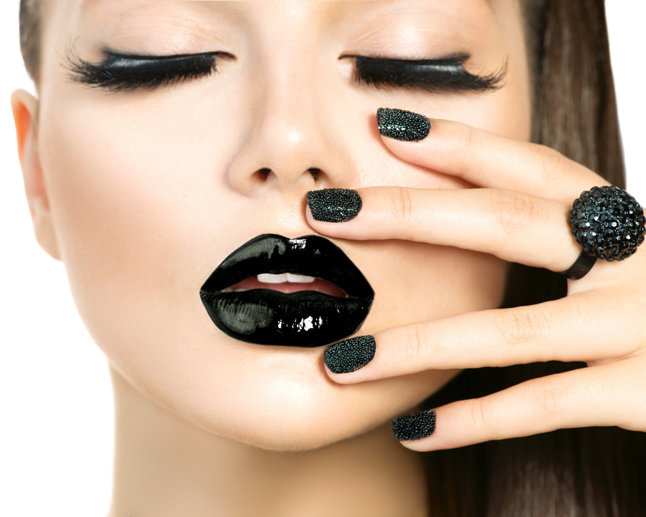 Молодая девушка с черным макияжем на белом фоне