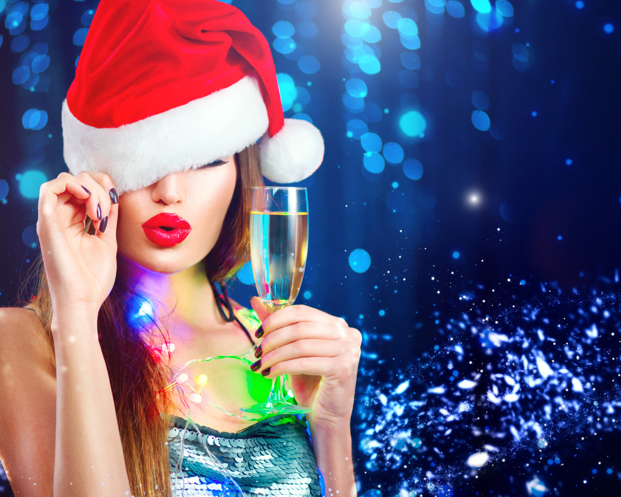Яркая девушка Снегурочка с бокалом шампанского на новый год 