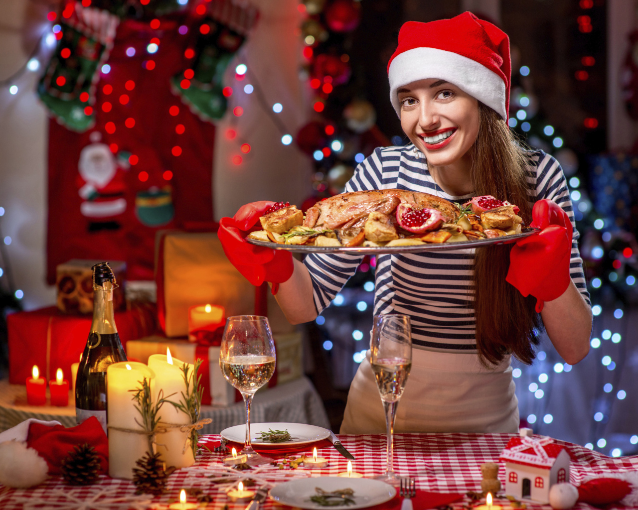 Девушка в костюме готовит угощения на новый год 