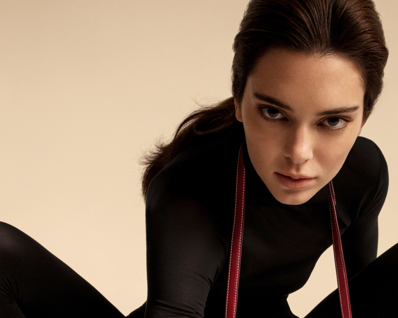 Американская супермодель Кендалл Дженнер в черном костюме