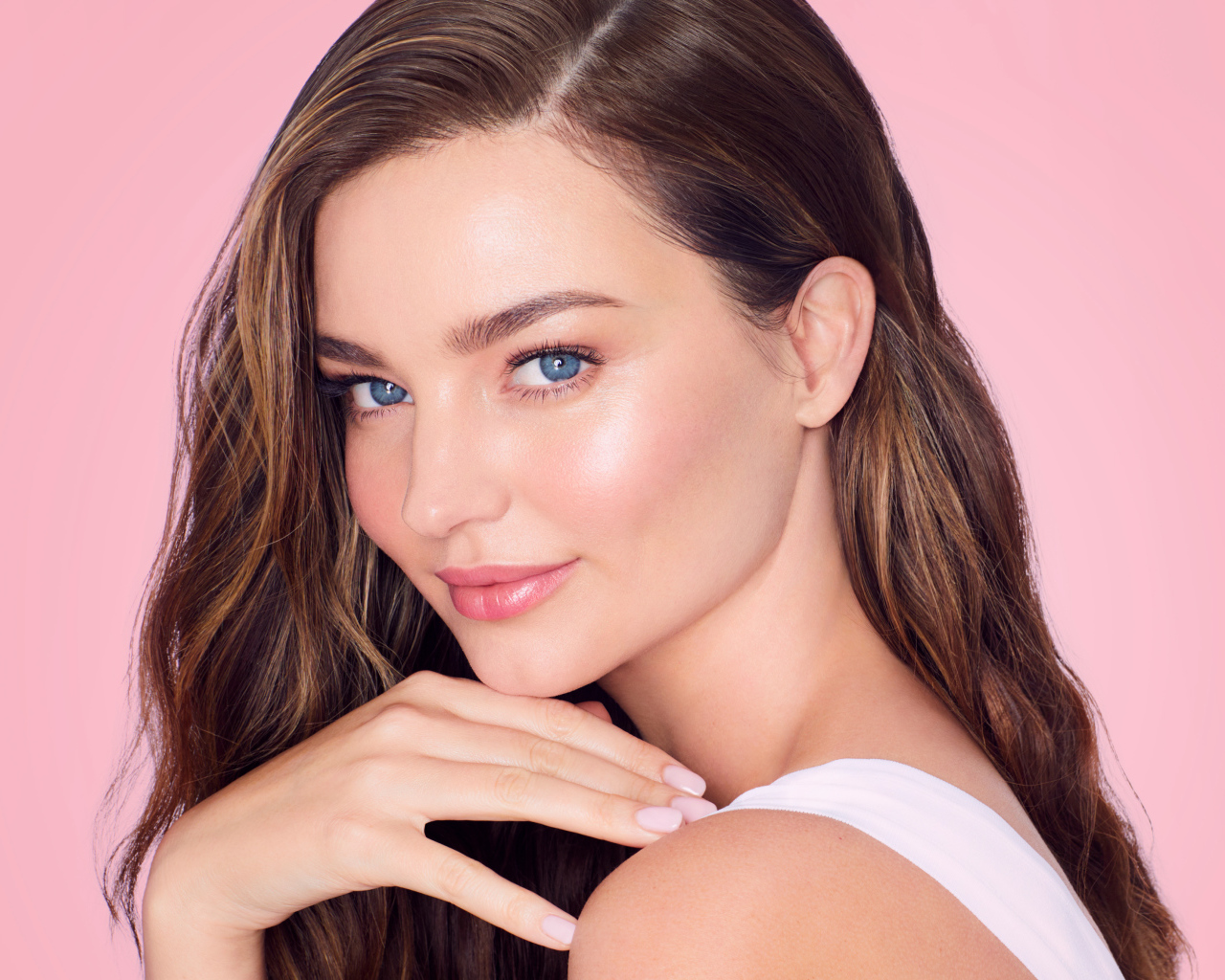 Австралийская модель Миранда Керр на розовом фоне