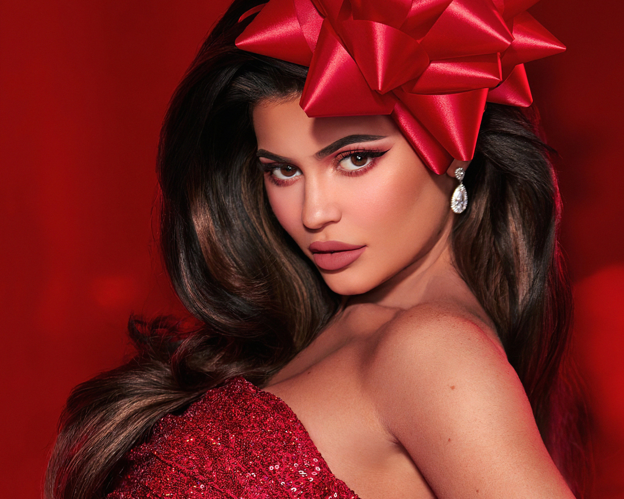 Яркая модель Кайли Дженнер с красным бантом на голове