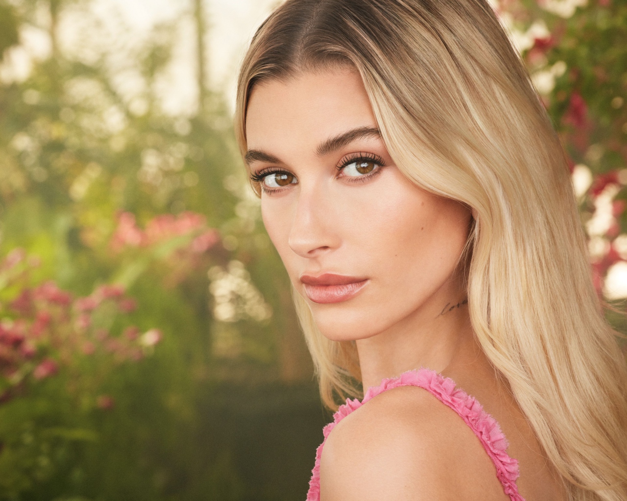 Милая кареглазая девушка модель Хейли Болдуин